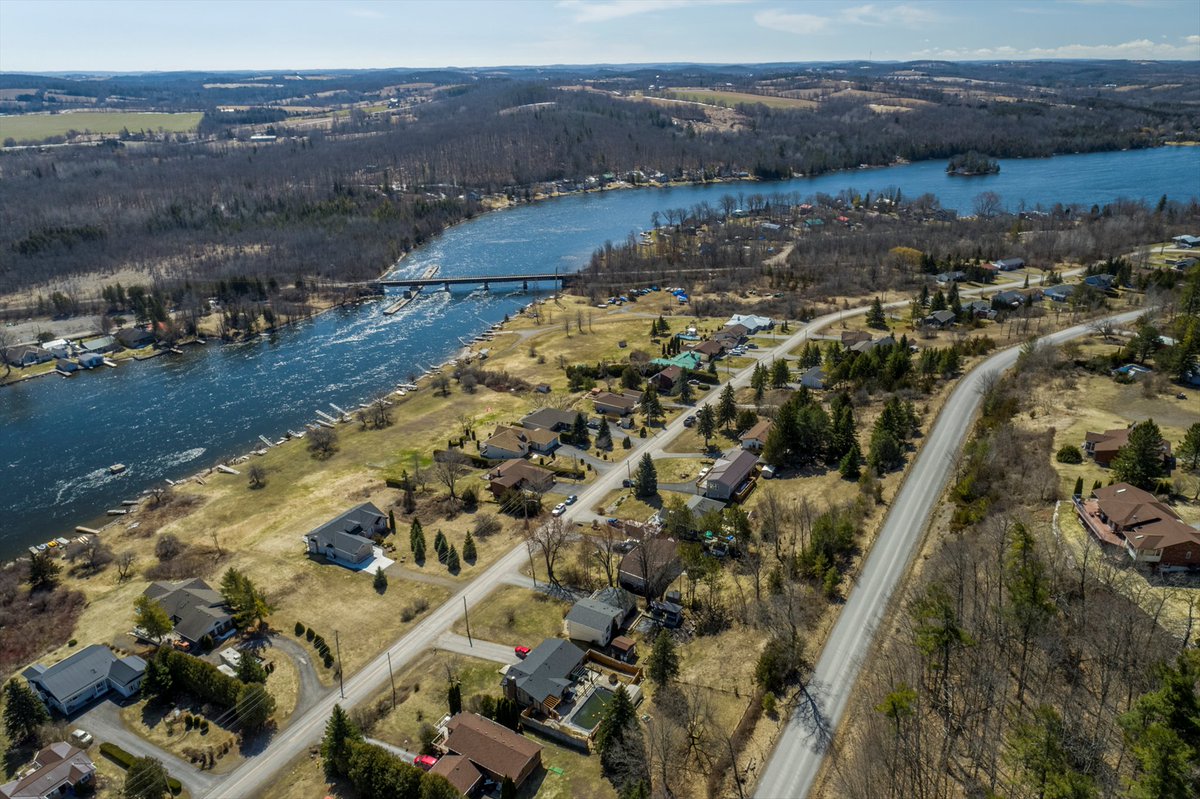 BCPlatinumTeam's tweet photo. Gorgeous New Listing - Waterfront Home Without the Waterfront Price Tag! Million Dollar View⛵️ Private dock on the Trent River 🌳 Stunning yard🏠 Spacious home. Asking $719,000. 139 Park Lane, Hastings, ON. Check it out at https://t.co/AcBegYbE4j. https://t.co/kYGMDejFoZ