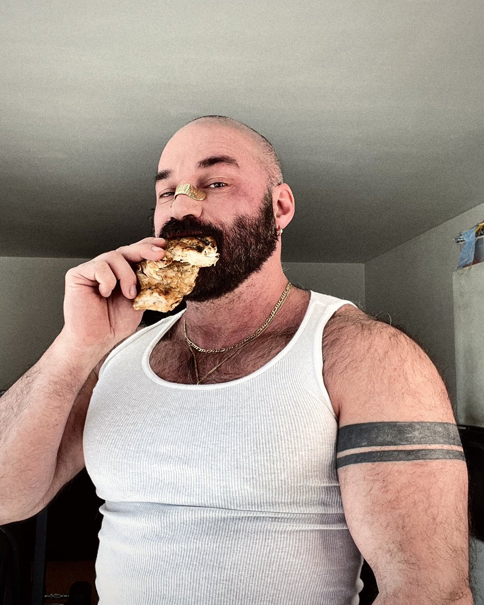 WolfDeutschland's tweet photo. when u barbecued a little snackplate for two, but u finished it already a few seconds later 😅🥩🥚 I am sure he wasn't that hungry anyways 🤣 https://t.co/CInpNcVeGi