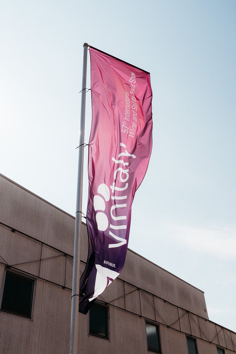 #Vinitaly2025 si chiude con il cuore pieno e i calici colmi di emozioni.
Quattro giorni di degustazioni, storie e incontri che raccontano un territorio autentico e in continua evoluzione.
Grazie a tutti. Il viaggio del #GalloNero continua! #ChiantiClassico
