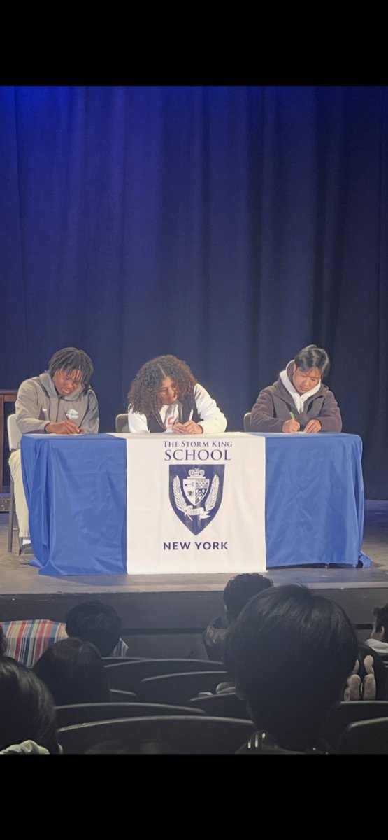 SKScoachluongo's tweet photo. What a great morning!!!!!!! We all know the road to playing college athletics is a tough one but to see members of the Storm King student body achieve what many do not was very special. Congratulations to these three exceptional individuals. 🏀🏀🎾 https://t.co/Fv6ZLofMzA