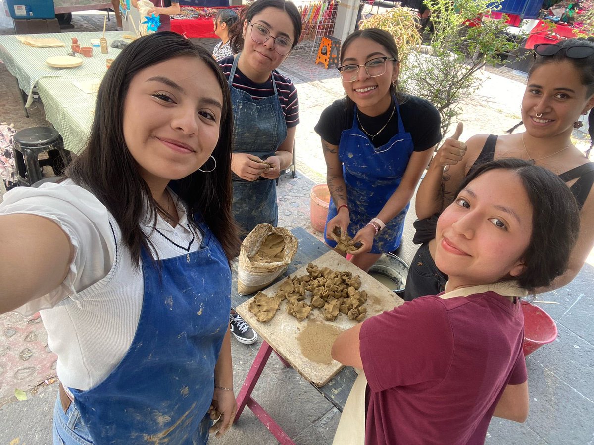 PSFabs05's tweet photo. #ts2025dos Equipo: las enchiladitas
Aprendizaje: Hacer figuras de barro
Primero nos explicaron sobre cómo se creó el taller y Vale, fue quien nos estuvo enseñando, primero sobre el barro y técnicas de amasado. https://t.co/is6178Tf1F