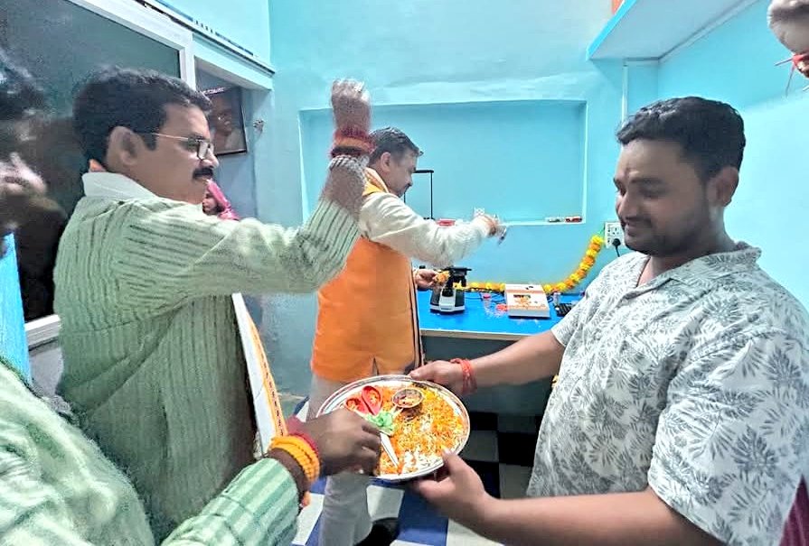 आज केसरीगंज (लहरपुर) सीतापुर में श्री कन्हैया गुप्ता जी के "गुप्ता पैथ लैब" का उद्घाटन किया ...

<a href="/BJP4India/">BJP</a>  <a href="/BJP4UP/">BJP Uttar Pradesh</a> #anoopguptabjpteam #anoopguptabjpfans #anoopguptabjpmlc #anoopguptabjpteamlmp #anoopguptabjpteamlko #everyone #highlight #allfansbjp #bjpteam