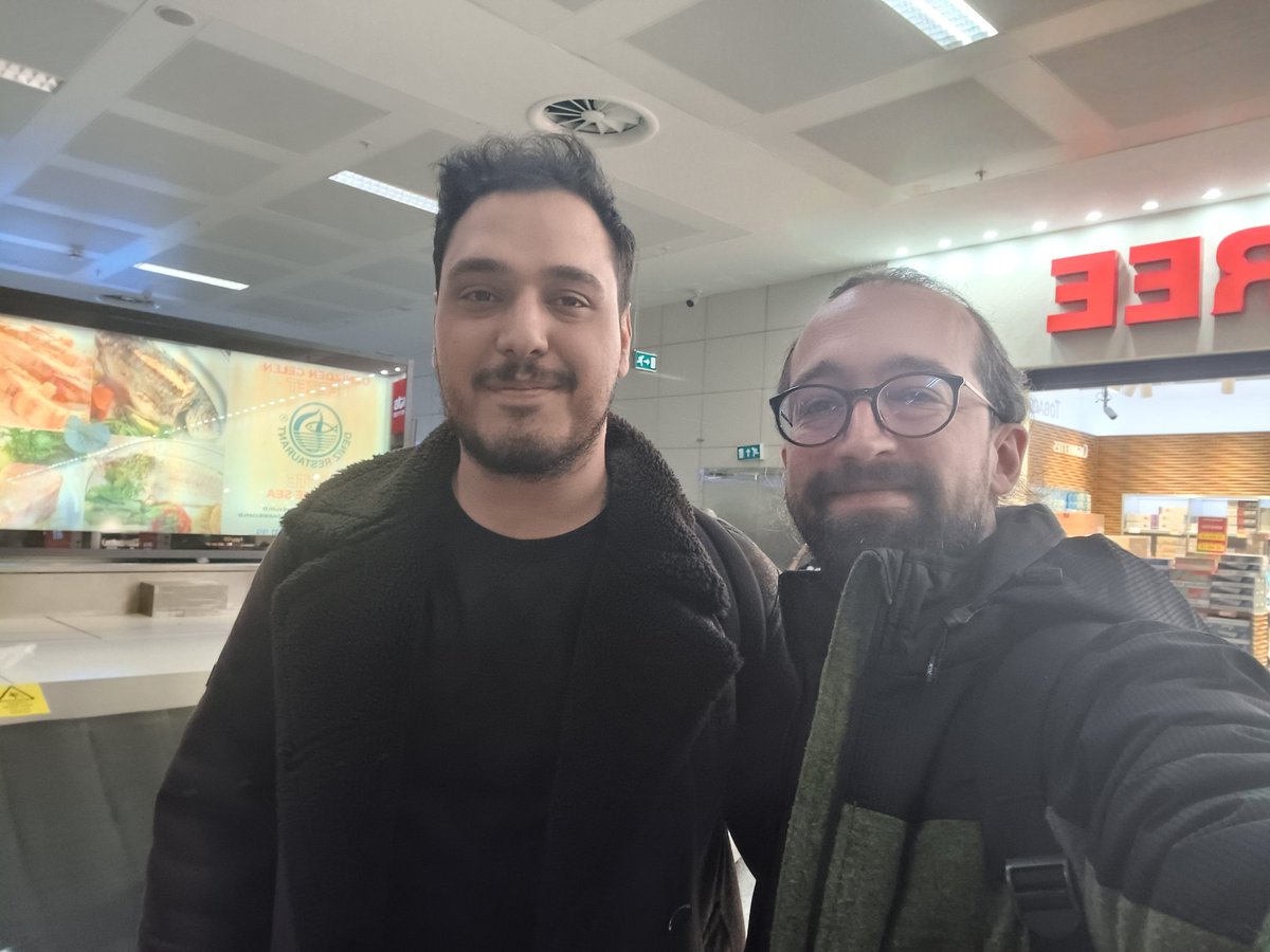 Belgrad'da gergin amcaya kaybettikten sonra donus ucaginda <a href="/imdenizozen/">Deniz Özen</a> ile denk geldim :) kendisi beni kirmayip selfie'ye ok dedi. Bu arada ben kısa degilim Deniz çook uzun :)
