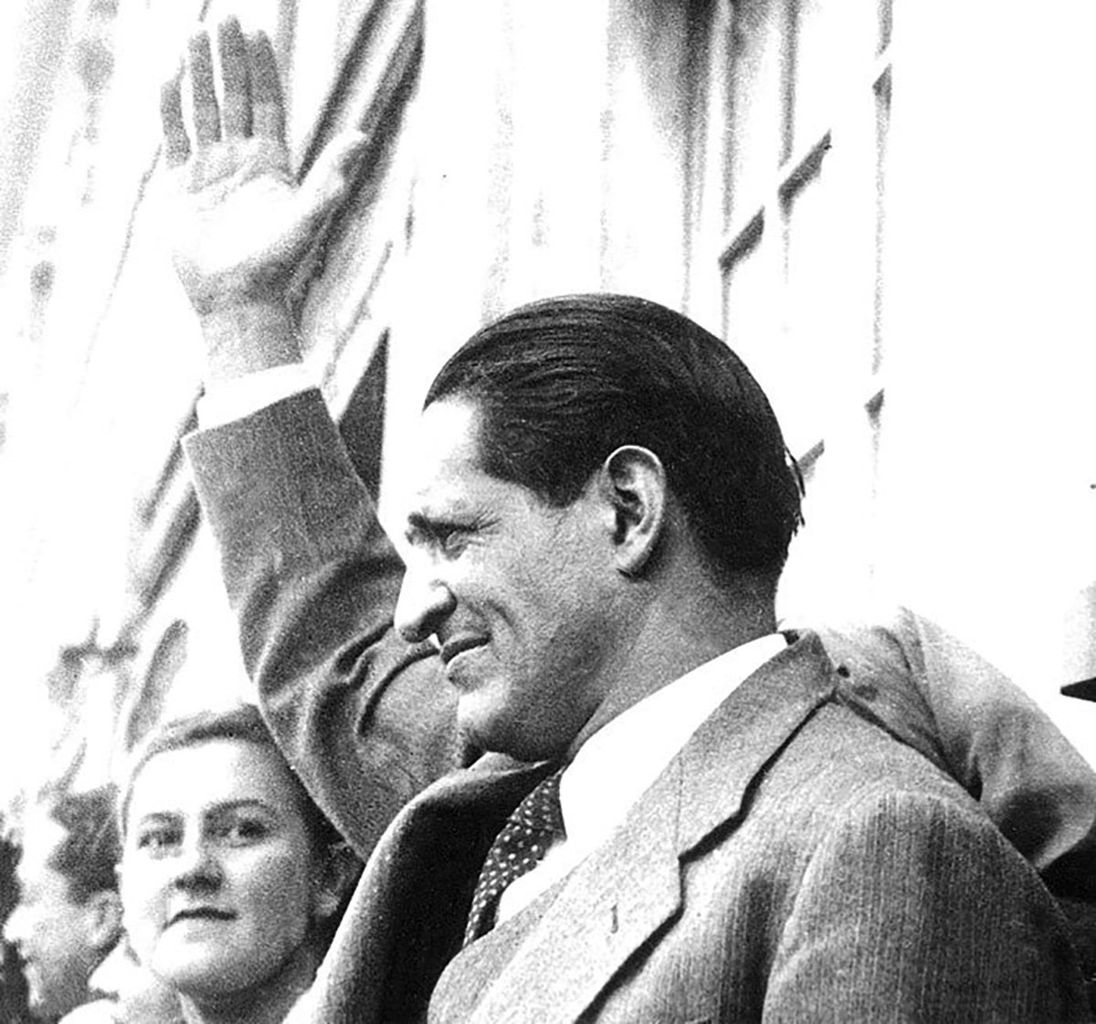 #UnDiaComoHoy hace 77 años, la oligarquía segó la vida del caudillo popular Jorge Eloecer Gaitán.

La rabia popular se expresó en el Bogotazo que fue reprimido y ahogado en sangre y fuego. Allí se instaló la violencia política que arrasó el campo, pero aún retumba la esperanza.