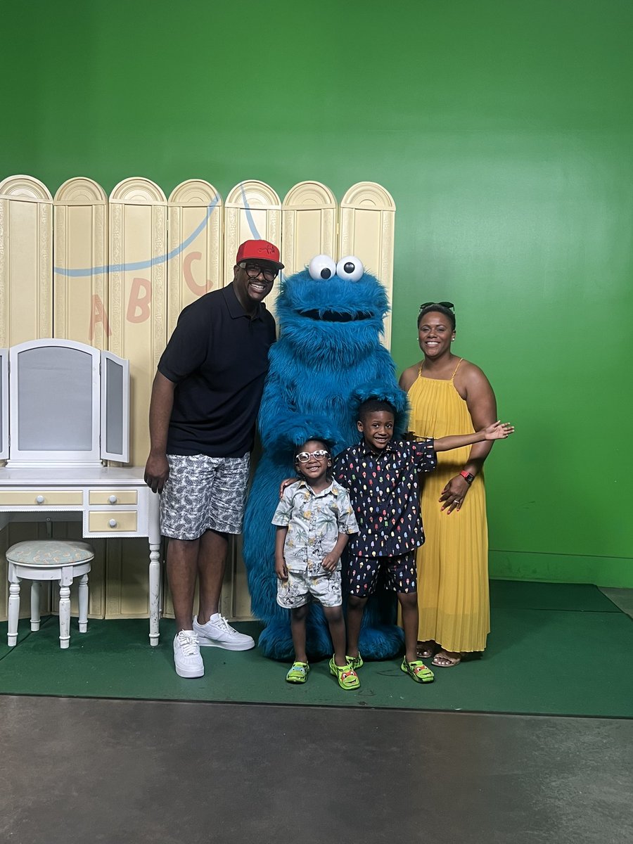 BishopQLC2's tweet photo. Cookie Monster is unofficially apart of the Carswell Crew https://t.co/WkNyB6LmCD