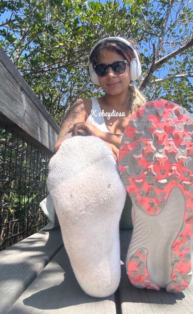 socksfromdiosa's tweet photo. Hanes are always a must for my runs 

Guess which pair I had underneath these😋 https://t.co/b50QQq6Fk8