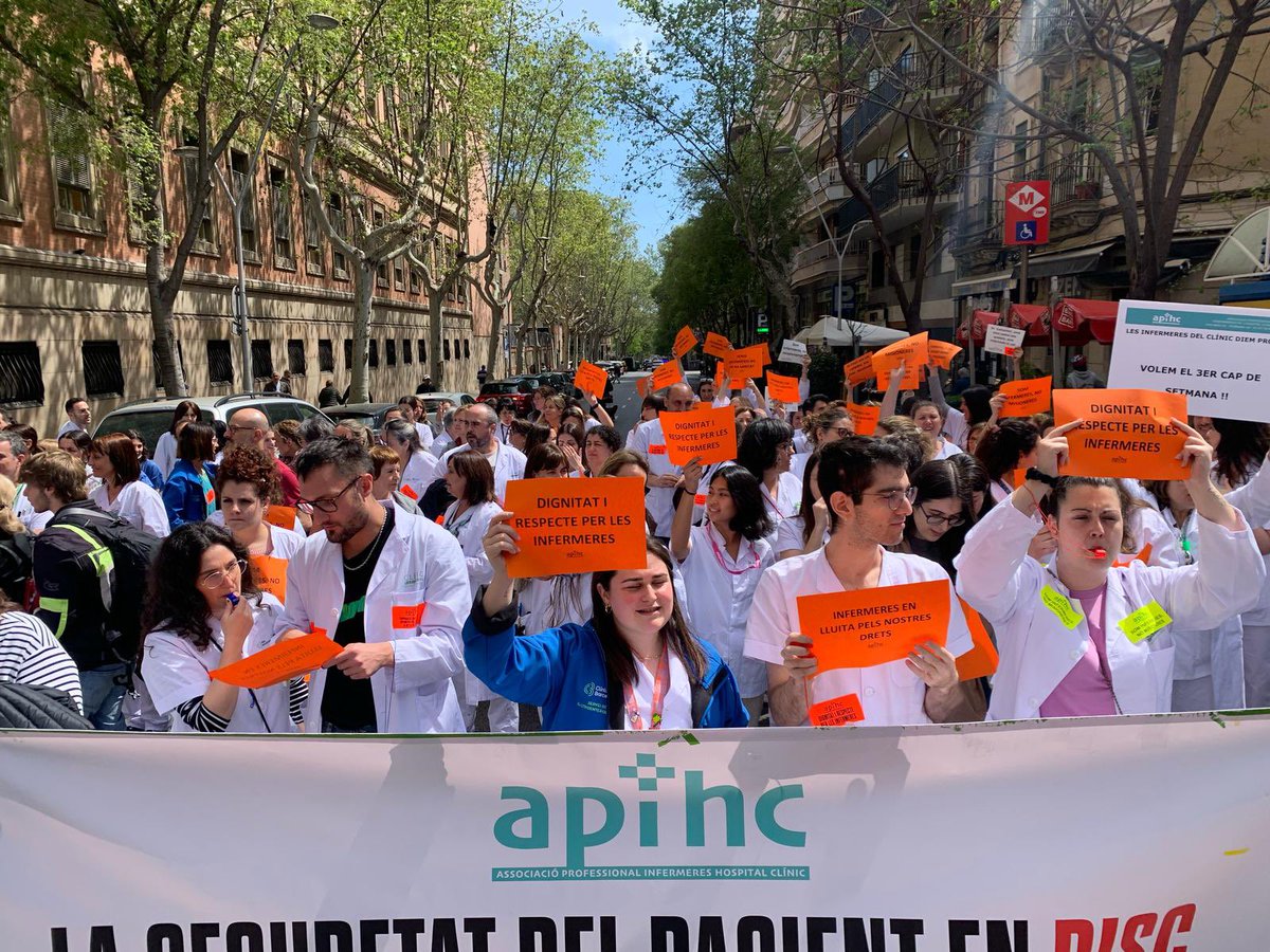 Apihcclinic's tweet photo. Junts som més forts!!! Hem alçat la veu i les mans, ni un pas enrere en la nostra lluita. Les Infermeres de l’Hospital Clínic seguirem dient prou!!! Gràcies a tots per ser-hi!! Per tu, per mi, per la ciutadania i la cura dels pacients …Seguim!!! 🙌🏻🙌🏻🙌🏻 https://t.co/pZ2rkkHPLs