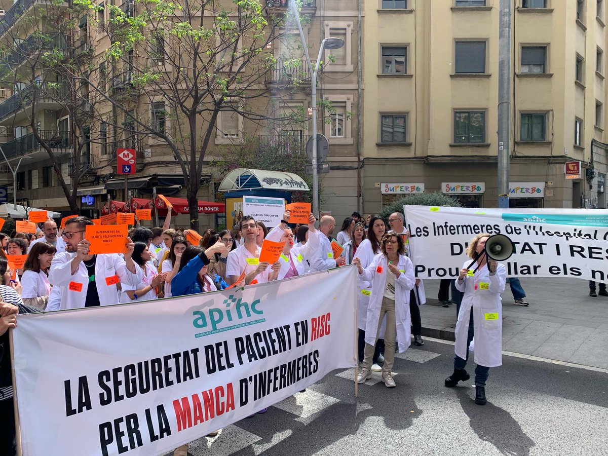 Apihcclinic's tweet photo. Junts som més forts!!! Hem alçat la veu i les mans, ni un pas enrere en la nostra lluita. Les Infermeres de l’Hospital Clínic seguirem dient prou!!! Gràcies a tots per ser-hi!! Per tu, per mi, per la ciutadania i la cura dels pacients …Seguim!!! 🙌🏻🙌🏻🙌🏻 https://t.co/pZ2rkkHPLs