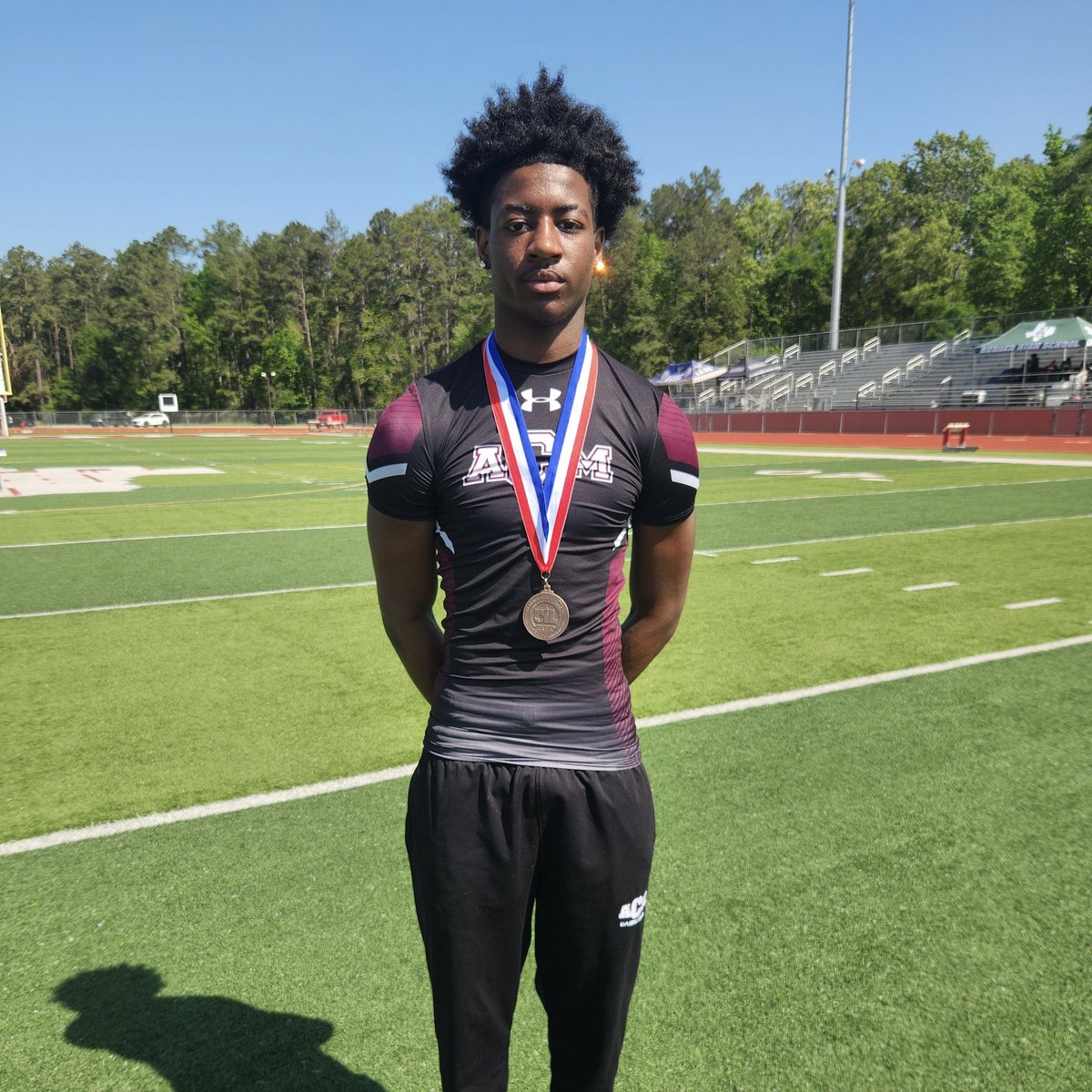 ConsolTrack's tweet photo. 🚨REGIONAL QUALIFIER🚨

With a jump of 6 ft 0in, Braylen Hunter places 3rd 🥉 and qualifies for the regional meet in Humble. https://t.co/peSQGP0eXT