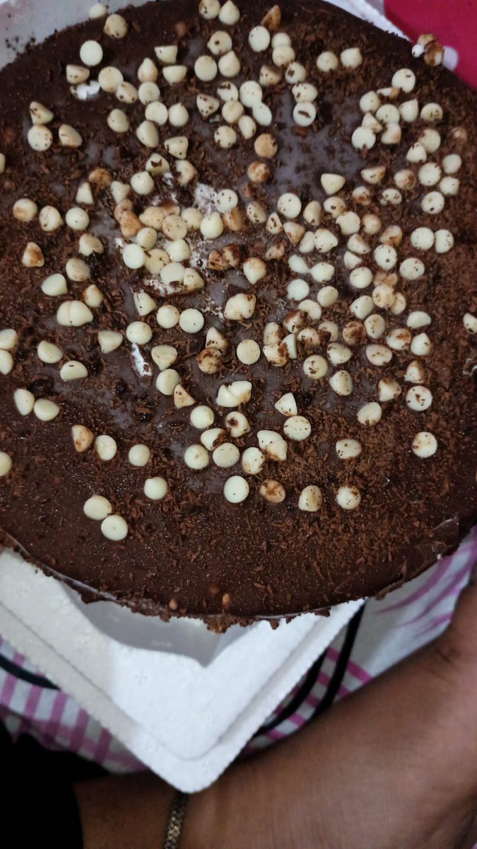 DcrustDeepak's tweet photo. Ordered cake from @zomato  for birthday of my father. PATHETIC SERVICE
1. CAKE TOTALLY DIFFERENT FROM WHAT WAS SHOWN IN PIC.
2. NO birthday tag/name, nothing
3. Finger marks on cake !!!

Attached screenshots for reference https://t.co/qM2CFjtjEZ
