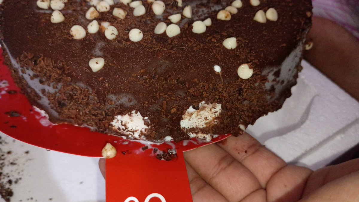 DcrustDeepak's tweet photo. Ordered cake from @zomato  for birthday of my father. PATHETIC SERVICE
1. CAKE TOTALLY DIFFERENT FROM WHAT WAS SHOWN IN PIC.
2. NO birthday tag/name, nothing
3. Finger marks on cake !!!

Attached screenshots for reference https://t.co/qM2CFjtjEZ