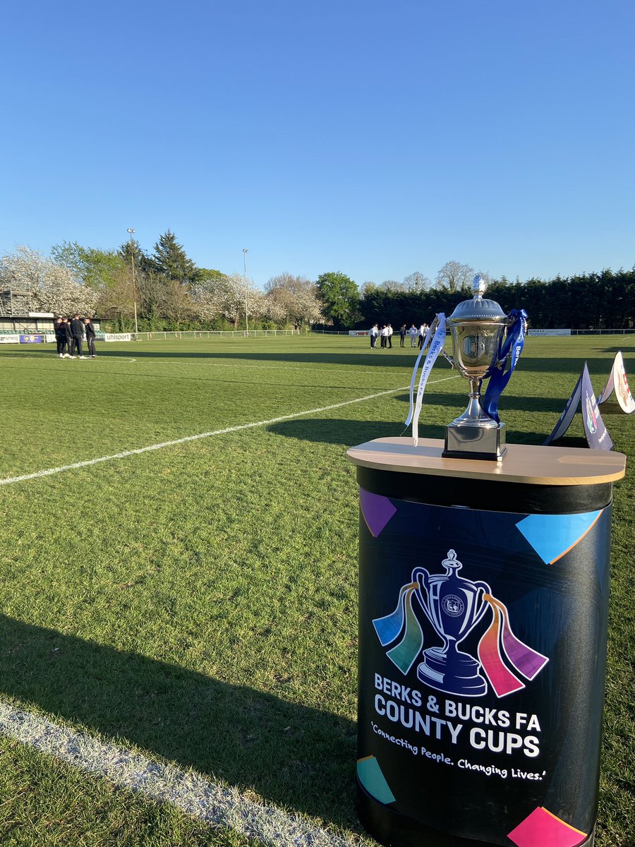 The Players are out having a look here at The Northcourt for the David Grainge Trophy Final between <a href="/KintburyRangers/">Kintbury Rangers FC</a> and <a href="/Wraysbury_FC/">@Wraysbury_FC</a>  kick off here is at 7.45pm 🏆 #BBFACountyCups