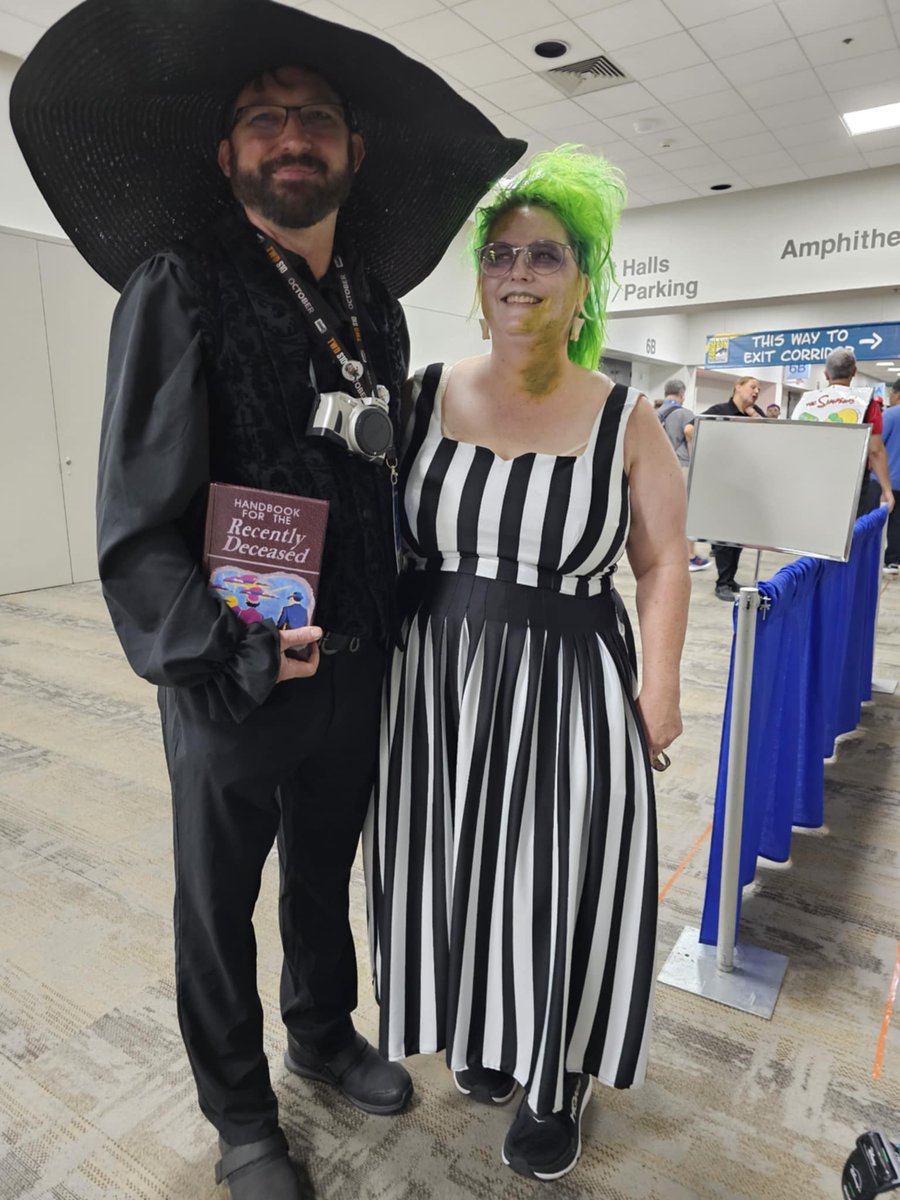 burnitall_down's tweet photo. @mistresstailor No, because 'inspired by' is different than 'temu version of'
Your dress inspired me to try the technique on my beetlejuice dress, although I'm just a home sewist, and had to make due with knit because of a time crunch https://t.co/U5674VMijQ