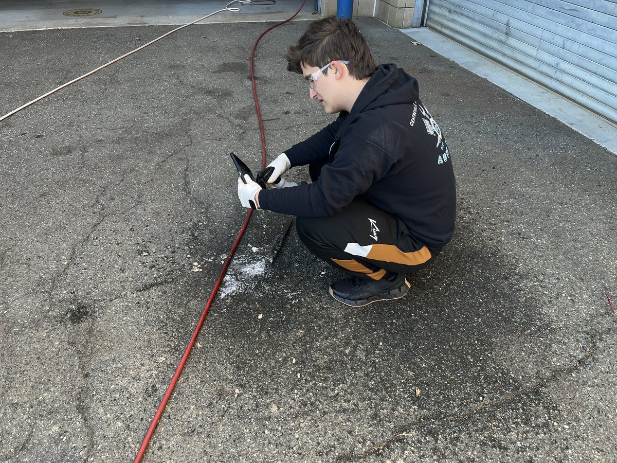 CVHS_AutoTech's tweet photo. CVHS Auto Tech students are practicing their battery servicing and cleaning skills on this sunny spring day! https://t.co/O4l9u1Qbao