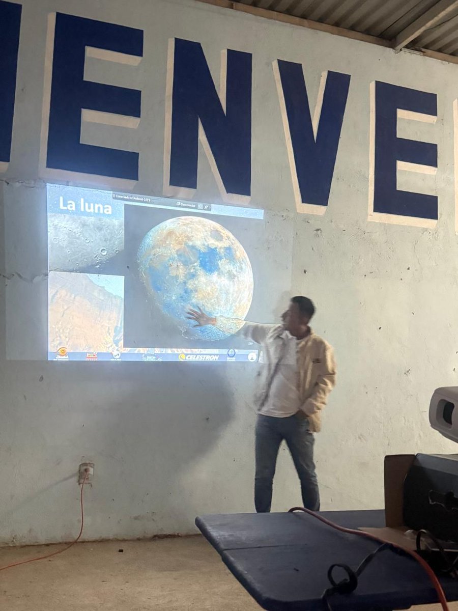 FraternidadLog's tweet photo. Nuestro V:.M:. Angel Carlos Albores Rincón entregó reconocimiento al Ing. Óscar Toala por su ponencia “Objetos celestes, un viaje por el cosmo” miembro @Jatamatza y a nuestro Q:.H:.Esquinca Julio por su apoyo y difusión a la cultura. #HacerFraternidad #HacerMasoneria #RLSL2F417 https://t.co/2UkBwgxj1q