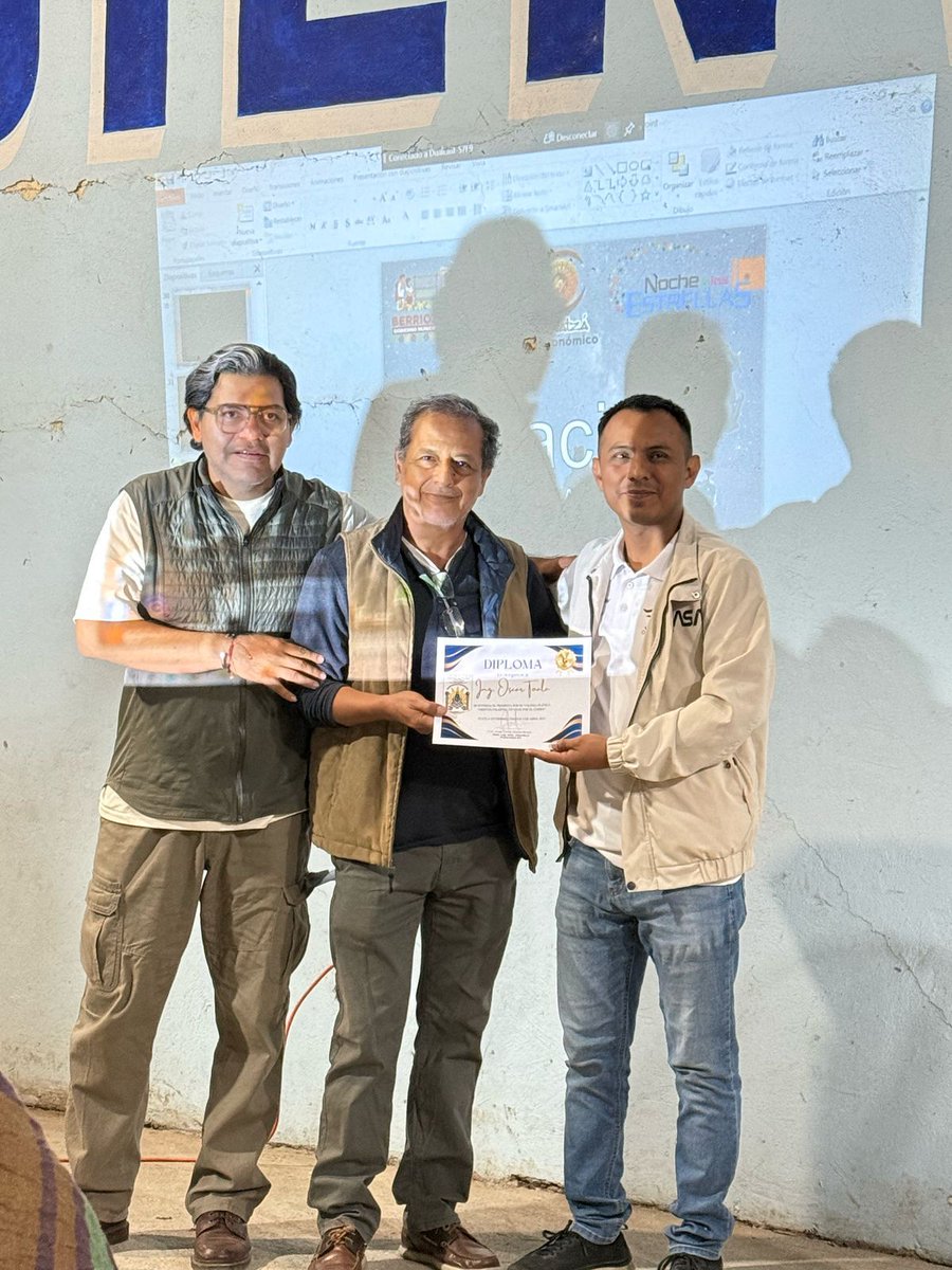 FraternidadLog's tweet photo. Nuestro V:.M:. Angel Carlos Albores Rincón entregó reconocimiento al Ing. Óscar Toala por su ponencia “Objetos celestes, un viaje por el cosmo” miembro @Jatamatza y a nuestro Q:.H:.Esquinca Julio por su apoyo y difusión a la cultura. #HacerFraternidad #HacerMasoneria #RLSL2F417 https://t.co/2UkBwgxj1q
