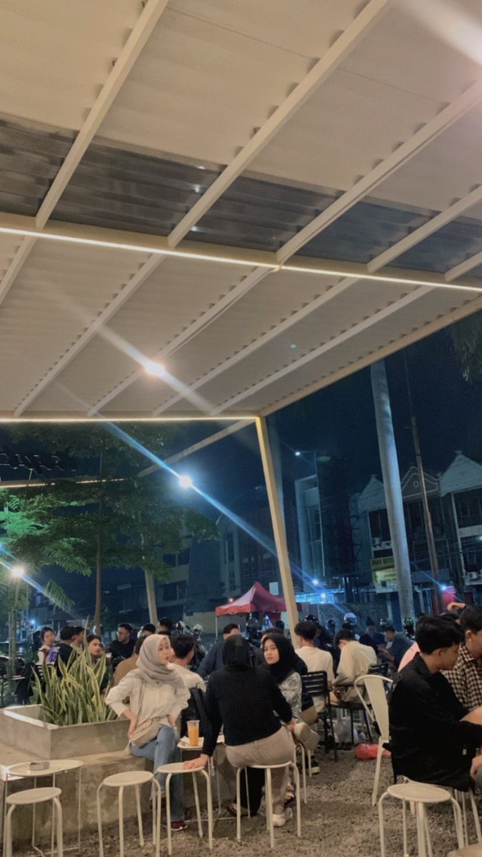 AlterinGio's tweet photo. Sekarang mah lebih mikirin diri sendiri, gamau efforts lebih ke orang :’), kalau cape stress sekarang lebih di lampiasin ke kopi sama rokok 🙂

#gaysurabaya 
#GayMalang https://t.co/AOR6s1haiQ