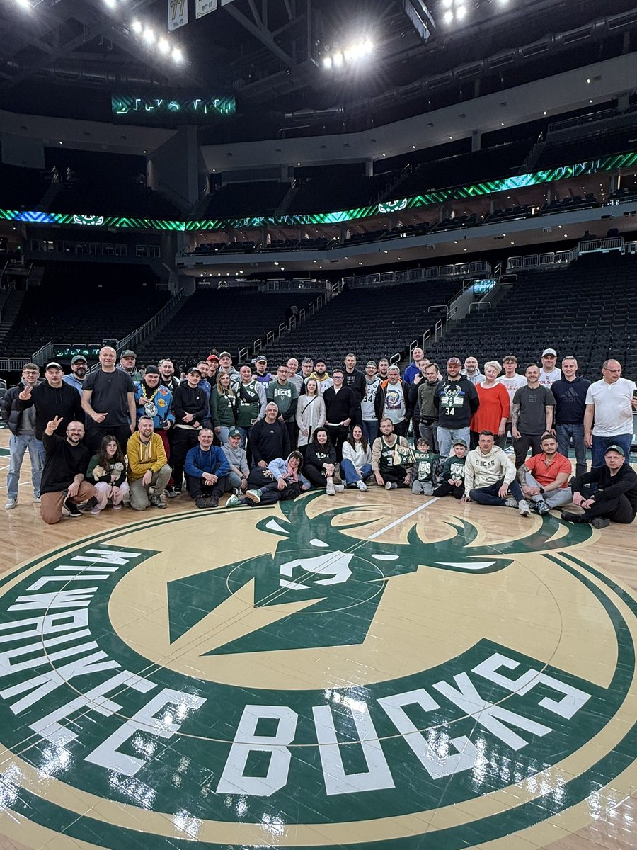 Największa grupa z Polski w historii Milwaukee Bucks na wspólnym zdjęciu na parkiecie! ❤️