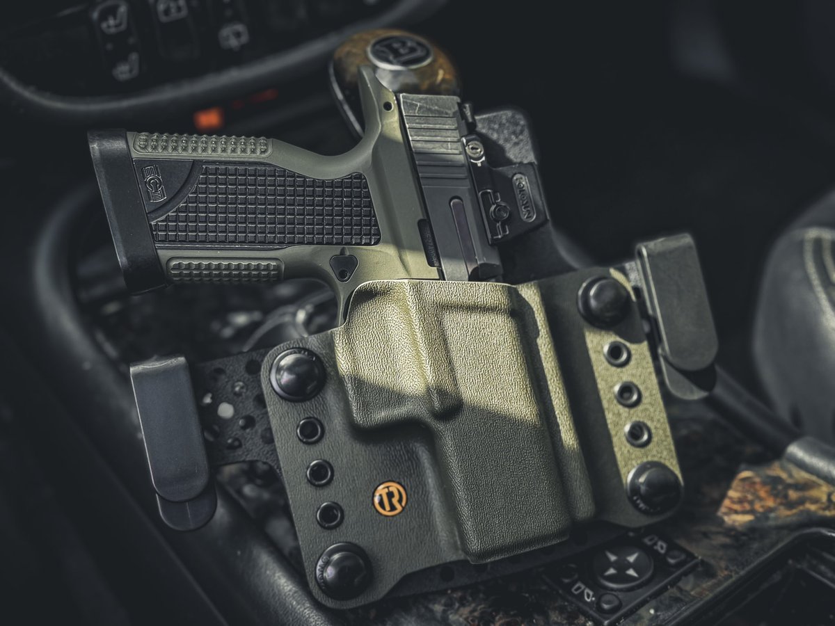 tacrig's tweet image. It’s like they were made for each other. @ecmmfg #edc #customgrip #everydaycarry #holster #odgreen