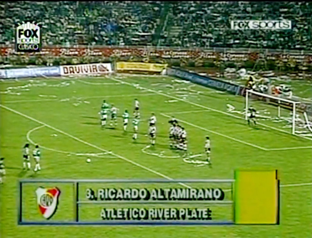 elpetitverdot's tweet photo. Che, en éste video de hace 15 AÑOS de un partido de la Libertadores 1995 aparece el ESCUDO ACTUAL de River...
Jaja cómo puede ser?
https://t.co/vPPJm4JnF5 https://t.co/ylQguavyMc