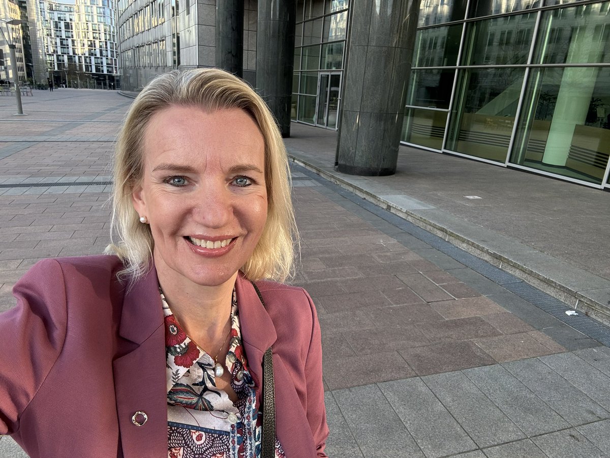 Leaving the European Parliament and a "Women in Trade" Brussels chapter's event on customs. Excited about the interest "sustainable stainless steel" created! Yes we at <a href="/Outokumpu/">Outokumpu</a> can offer sustainable solutions for Europe and the world 🌍😊