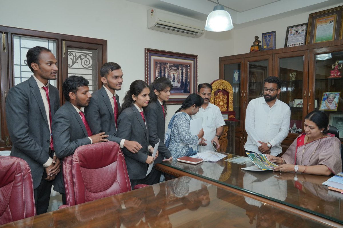 DrPrabhaSSM's tweet image. ಗೃಹಕಚೇರಿಯಲ್ಲಿ ವಿದ್ಯಾರ್ಥಿಗಳು,ಮಹಿಳೆಯರು ಹಾಗೂ ವಿವಿಧ ಭಾಗಗಳಿಂದ ಆಗಮಿಸಿದ್ದ ನಾಗರೀಕರ ಅಹವಾಲುಗಳನ್ನು ಸ್ವೀಕರಿಸಲಾಯಿತು.
#StudentGrievances #WomenIssues #PublicOffice