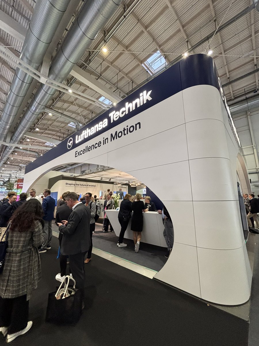 Quicket_app's tweet image. Visiting partners @AircraftInteri1 AIX’25 and meeting fascinating Jennifer Coutts Clay of @jetlinercabins