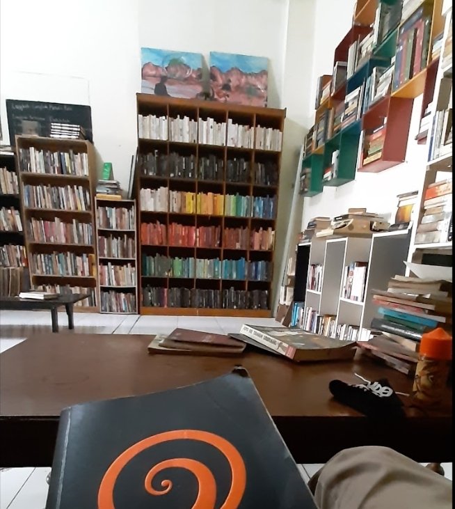 puankelana98's tweet photo. Foto 1 &amp; 2: Perpustakan Nusa Pustaka (Perahu Pustaka) di Mandar, Sulbar.
Foto 3 &amp; 4: Perpustakaan @katakerja65 di Makassar, Sulsel.

Dulu di Kata Kerja syarat jadi anggota perpus/pinjam buku adlh bawa satu/dua buku u/ didonasikan.

Yg aestetik klo bkn perpus pribadi ya toko buku. https://t.co/d8AZRCGDAU