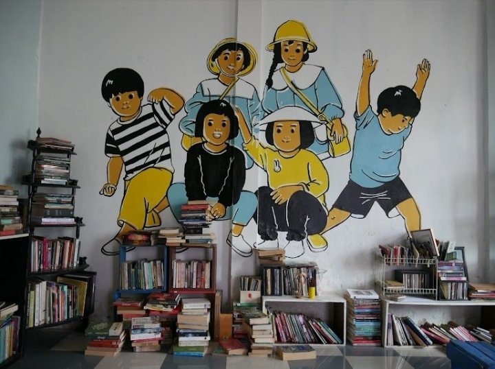 puankelana98's tweet photo. Foto 1 &amp; 2: Perpustakan Nusa Pustaka (Perahu Pustaka) di Mandar, Sulbar.
Foto 3 &amp; 4: Perpustakaan @katakerja65 di Makassar, Sulsel.

Dulu di Kata Kerja syarat jadi anggota perpus/pinjam buku adlh bawa satu/dua buku u/ didonasikan.

Yg aestetik klo bkn perpus pribadi ya toko buku. https://t.co/d8AZRCGDAU