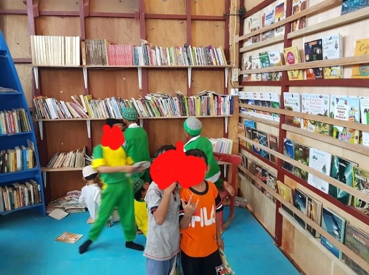 puankelana98's tweet photo. Foto 1 &amp; 2: Perpustakan Nusa Pustaka (Perahu Pustaka) di Mandar, Sulbar.
Foto 3 &amp; 4: Perpustakaan @katakerja65 di Makassar, Sulsel.

Dulu di Kata Kerja syarat jadi anggota perpus/pinjam buku adlh bawa satu/dua buku u/ didonasikan.

Yg aestetik klo bkn perpus pribadi ya toko buku. https://t.co/d8AZRCGDAU