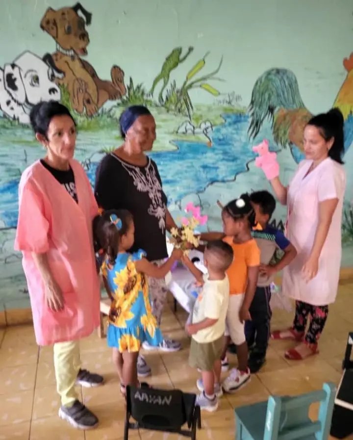 Lindos días de festejos y derroche de amor en la Primera infancia del municipio #Mariel a horas de celebrarse el 64 Aniversario de la creación de los círculos infantiles. Encuentro con jubilados en el círculo infantil Mi Cabañita.🥰🤗🥰
#LaPrimeraInfanciaSiImporta
#CubaMined