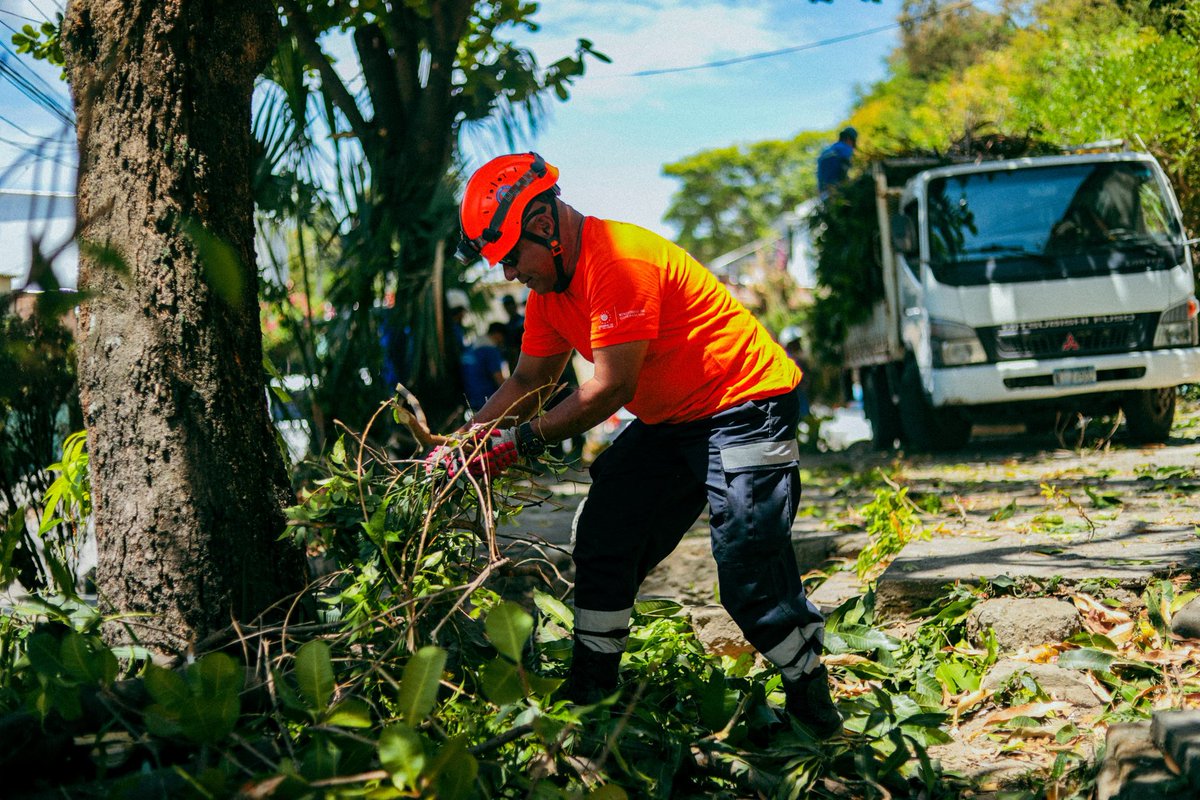 🔵🟠 Nuestros #GestoresTerritoriales junto con el #EquipoTácticoOperativo de <a href="/PROCIVILSV/">Protección Civil de El Salvador</a> y el Cuerpo de <a href="/BomberosSV/">Bomberos El Salvador 🧑‍🚒🚒🇸🇻</a>, ejecutan acciones de prevención en el marco de la #JornadaDeMitigación de Riesgos.

📍Comunidad Tutunichapa, San Salvador Centro.