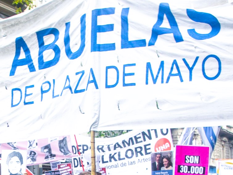 abuelasdifusion's tweet photo. 📢 Por el derecho humano a manifestarnos y por el derecho a una vida digna, garantizados por nuestra Constitución y tratados internacionales, desde #Abuelas acompañamos la movilización de las y los jubilados al #Congreso y adherimos al #ParoGeneral. ¡Basta de maltratar al pueblo! https://t.co/XQ6VJVB4tw