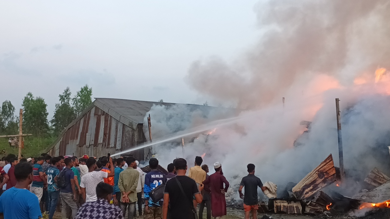 কালিয়াকৈরে আগুনে পুড়ল ৩ ঝুটের গোডাউন