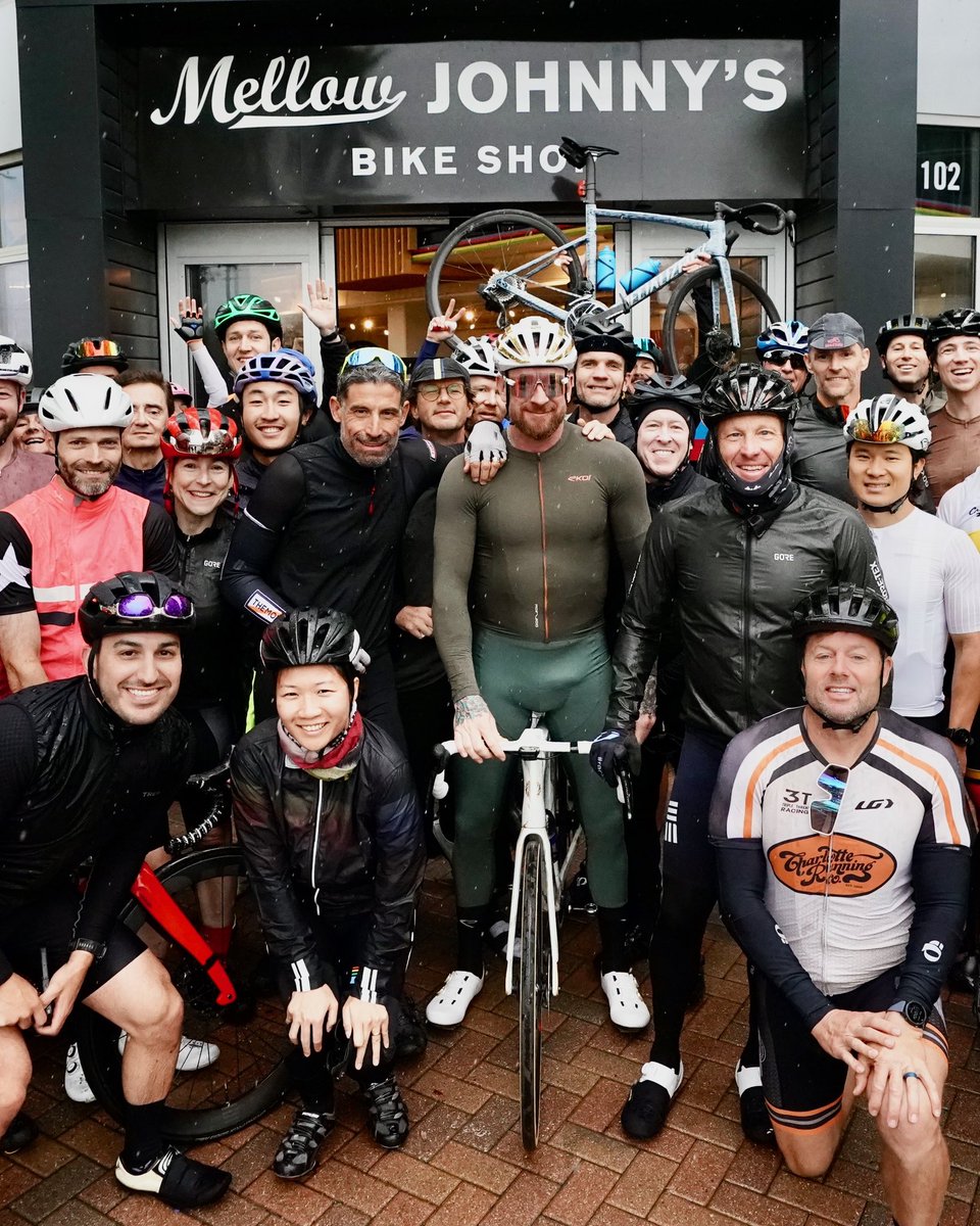 lancearmstrong's tweet image. The rave reviews keep coming in.

✔️ First live show for a spring classic.
✔️ First show with @SirWiggo for a spring classic.
✔️ First show at @mellowjohnnys.

Thanks to everyone who came out.

We’ll be back soon!

(📸: @LizKreutz)