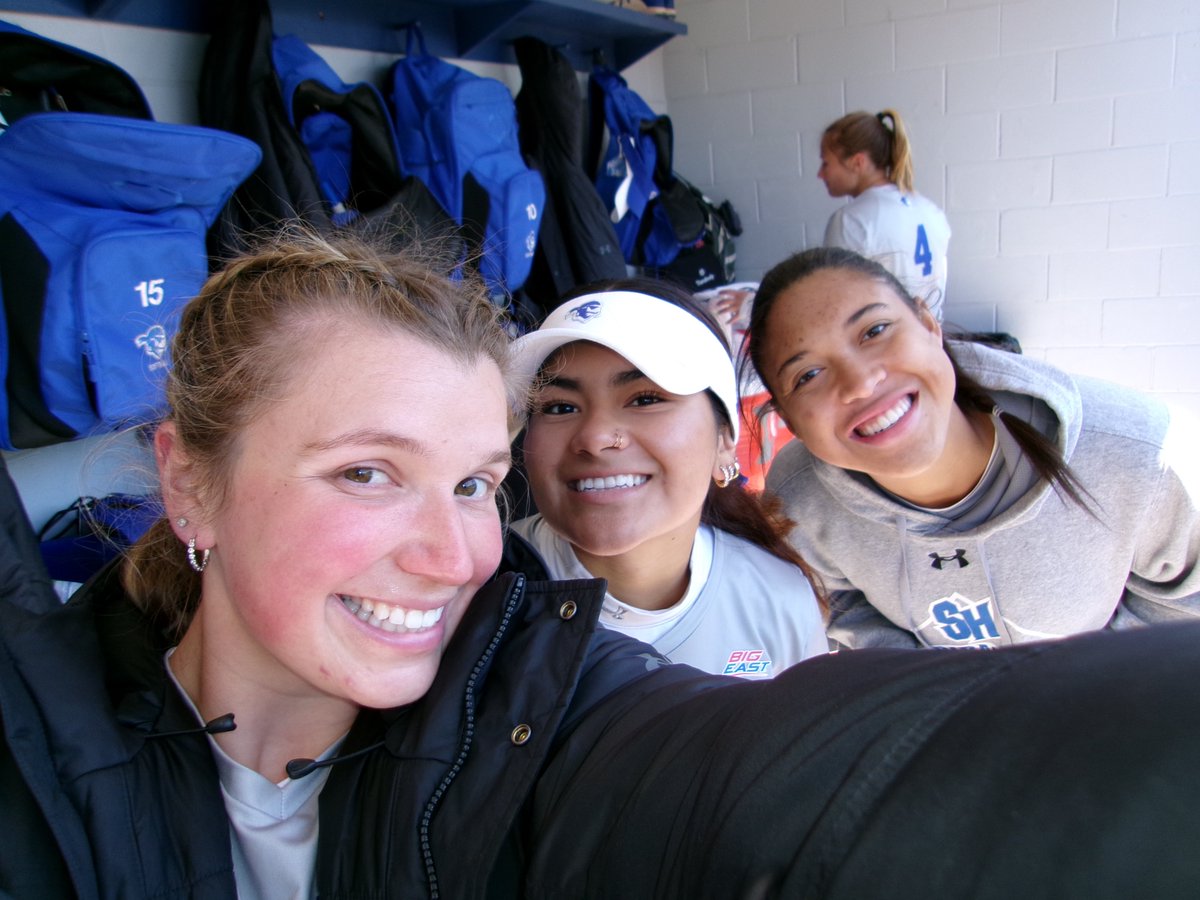 SHUSoftball's tweet photo. Gameday vibes brought to you by . . . Us😁📸

#HALLin🔵⚪️ | #HooksUp https://t.co/Ojrr4tUP53