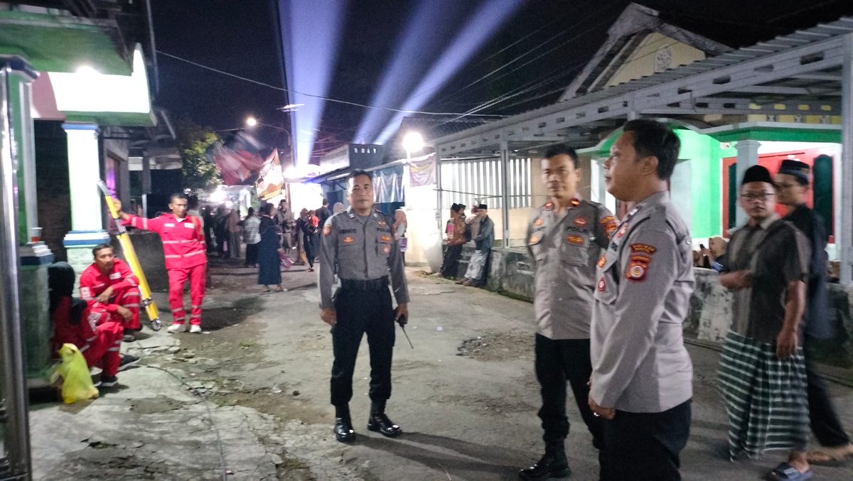 DirmanDirm97435's tweet image. Dalam rangka menjaga kamtibmas, Polsek Bantul melalui Panit Binmas Ipda Fitri Kusharyanto melaksanakan pengamanan Pengajian Akbar &amp;amp; Sholawat di Kampung Jogroho, Kenyongan, Sabdodadi, Rabu (9/4/2025) malam. #PolsekBantul #Kamtibmas #pengajianakbar 
#polresbantul @polresbantuldiy