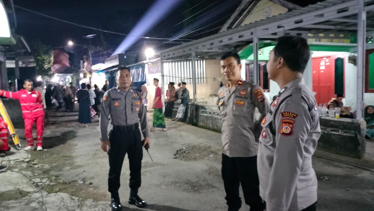DirmanDirm97435's tweet image. Dalam rangka menjaga kamtibmas, Polsek Bantul melalui Panit Binmas Ipda Fitri Kusharyanto melaksanakan pengamanan Pengajian Akbar &amp;amp; Sholawat di Kampung Jogroho, Kenyongan, Sabdodadi, Rabu (9/4/2025) malam. #PolsekBantul #Kamtibmas #pengajianakbar 
#polresbantul @polresbantuldiy