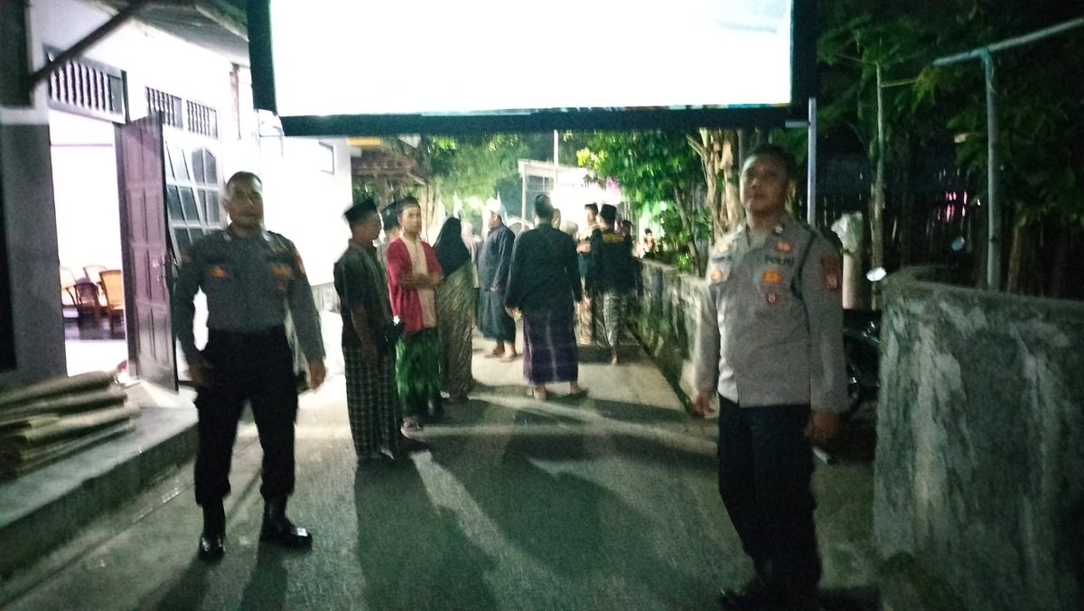 DirmanDirm97435's tweet image. Dalam rangka menjaga kamtibmas, Polsek Bantul melalui Panit Binmas Ipda Fitri Kusharyanto melaksanakan pengamanan Pengajian Akbar &amp;amp; Sholawat di Kampung Jogroho, Kenyongan, Sabdodadi, Rabu (9/4/2025) malam. #PolsekBantul #Kamtibmas #pengajianakbar 
#polresbantul @polresbantuldiy