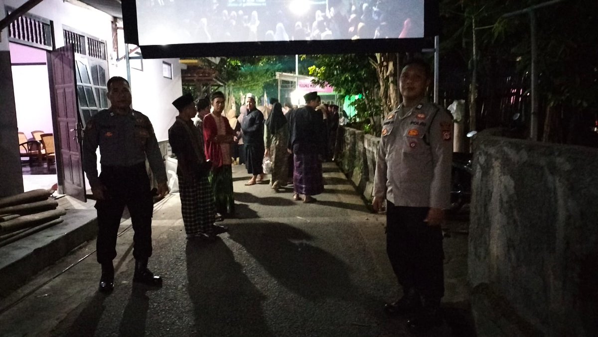 DirmanDirm97435's tweet image. Dalam rangka menjaga kamtibmas, Polsek Bantul melalui Panit Binmas Ipda Fitri Kusharyanto melaksanakan pengamanan Pengajian Akbar &amp;amp; Sholawat di Kampung Jogroho, Kenyongan, Sabdodadi, Rabu (9/4/2025) malam. #PolsekBantul #Kamtibmas #pengajianakbar 
#polresbantul @polresbantuldiy