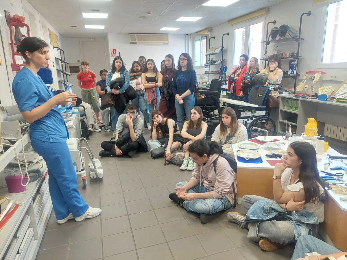 IESRamonyCajalV's tweet photo. Alumnado #TCAE @IESRamonyCajalV visitan #CRMF CEAPAT donde estudian productos de apoyo para personas con discapacidad. Víctor,Esther y Natalia nos muestran ideas que mejoran la vida de personas dependientes. Final cultural con visita a Salamanca. AE-PUB-2024-004
#AulaEmpresaCyL https://t.co/N87kexD0CX