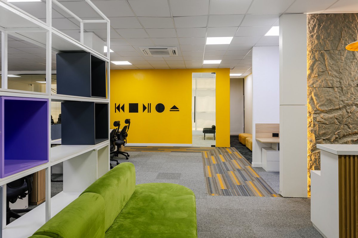 dhkdesigns_'s tweet photo. In just 5 weeks, we built an office that doesn’t feel like a sterile workhouse. With comfy, vibrant and professional finishes we created a workspace that makes Mondays a little bit exciting.

Would you work here?

Project Kredete
📍Lagos, Nigeria https://t.co/qTWgU5gRSa