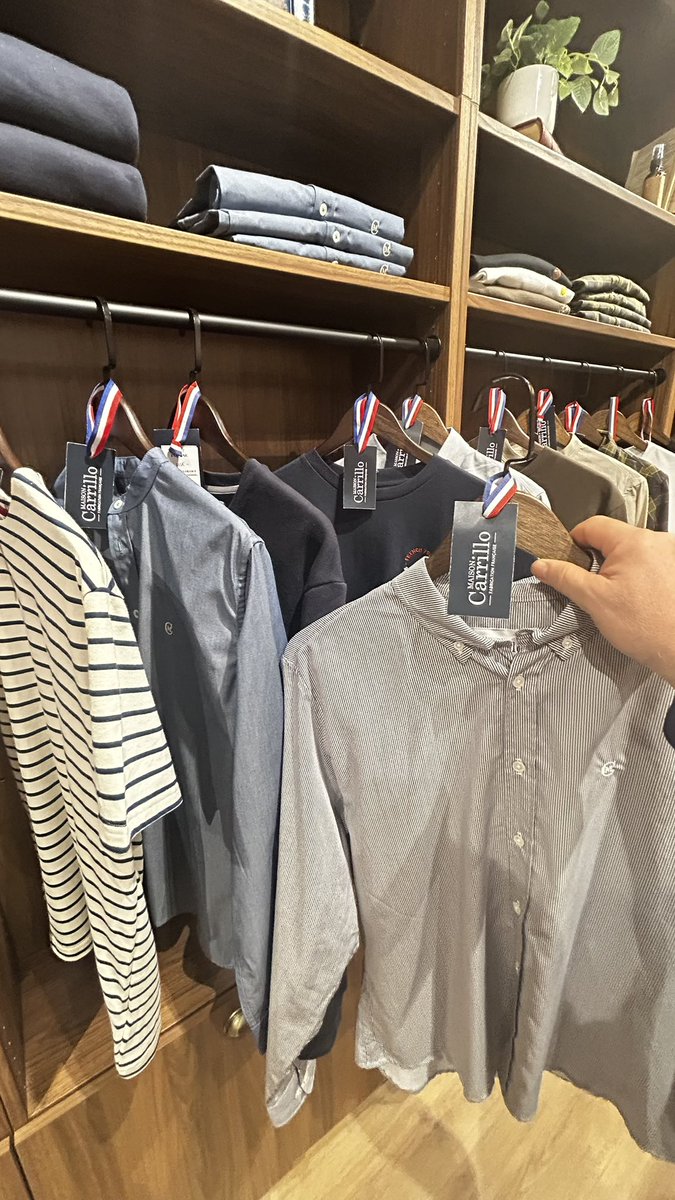 SionJerome's tweet image. ✂️ Ouverture à #Toulouse de la boutique MAISON CARILLO dont les ateliers sont à #Labège.
🧶 Fleuron du #FabriquéEnOccitanie, les 3 jeunes associés proposent chemises et vêtements H/F.
🧣Ils invitent aussi d’autres artisans textiles ou bijoux pour des collaborations éphémères.