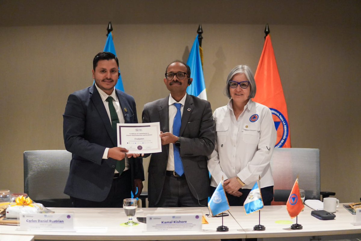 MuniFraijanesGt's tweet image. El secretario general para la Reducción de Riesgo de Desastres de @UNDRR Kamal Khisore, junto a la Secretaria de @ConredGuatemala entregó al alcalde @DanielRustrian la certificación que acredita a #Fraijanes como Ciudad Resiliente del programa de @ONU_es