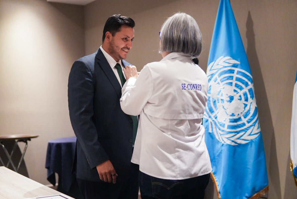 MuniFraijanesGt's tweet image. El secretario general para la Reducción de Riesgo de Desastres de @UNDRR Kamal Khisore, junto a la Secretaria de @ConredGuatemala entregó al alcalde @DanielRustrian la certificación que acredita a #Fraijanes como Ciudad Resiliente del programa de @ONU_es