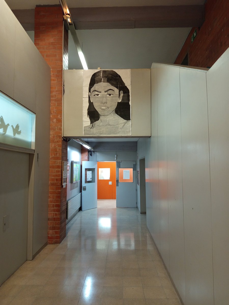 InsDali's tweet photo. Amb els alumnes de l'optativa d'expressió Artística de 4t de la ESO hem treballat el retrat amb el repte de la creació d'uns murals.
Primer van triar diverses dones referents per a l'alumnat.
Vam dividir la imatge a reproduir en una quadrícula. https://t.co/hwUObHasVQ