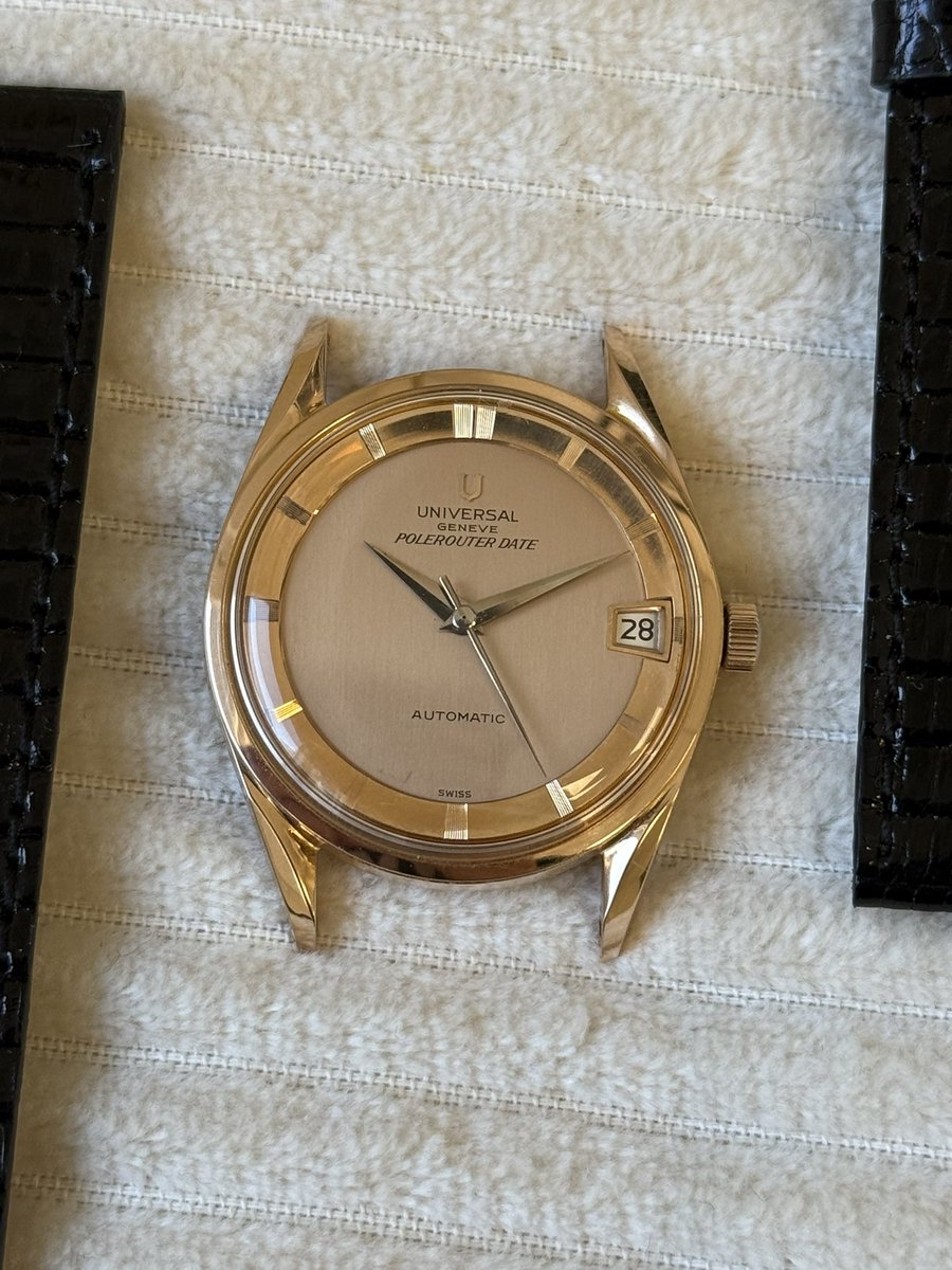 Jonatha60667679's tweet image. Arrivée ce jour une belle Universal Genève polerouter en Or rose. 
Calibre micro rotor bracelet en lézard  
4300€
