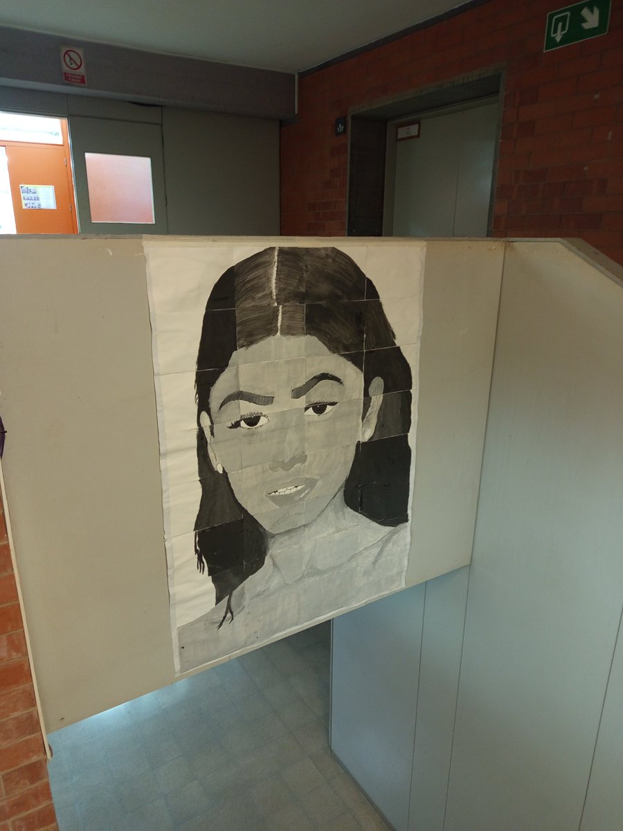 InsDali's tweet photo. A partir d'aquestes divisions, en grup, s'han repartit els diferents requadres, ampliant el retrat a gran format. Ha calgut organitzar-se per repartir-se la feina i que les 32 peces del mural encaixin totes juntes.
Reconeixeu qui són? https://t.co/TtenxTND8d