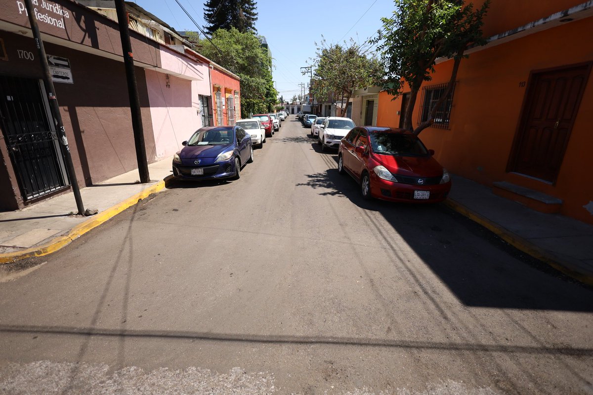 SIC_GobOax's tweet photo. ¡La calle Carteros ha sido completamente renovada! 🚜
Por años, esta vialidad fue símbolo del abandono, pero hoy es reflejo de un gobierno que cumple.
Gracias al programa #TacheAlBache, hoy luce limpia, segura y transitable.
#Carteros #RenovaciónVial #PrimaveraOaxaqueña https://t.co/cC3yeRpgcl