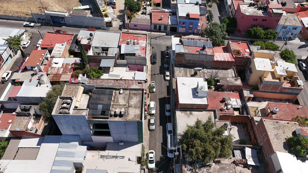 SIC_GobOax's tweet photo. ¡La calle Carteros ha sido completamente renovada! 🚜
Por años, esta vialidad fue símbolo del abandono, pero hoy es reflejo de un gobierno que cumple.
Gracias al programa #TacheAlBache, hoy luce limpia, segura y transitable.
#Carteros #RenovaciónVial #PrimaveraOaxaqueña https://t.co/cC3yeRpgcl